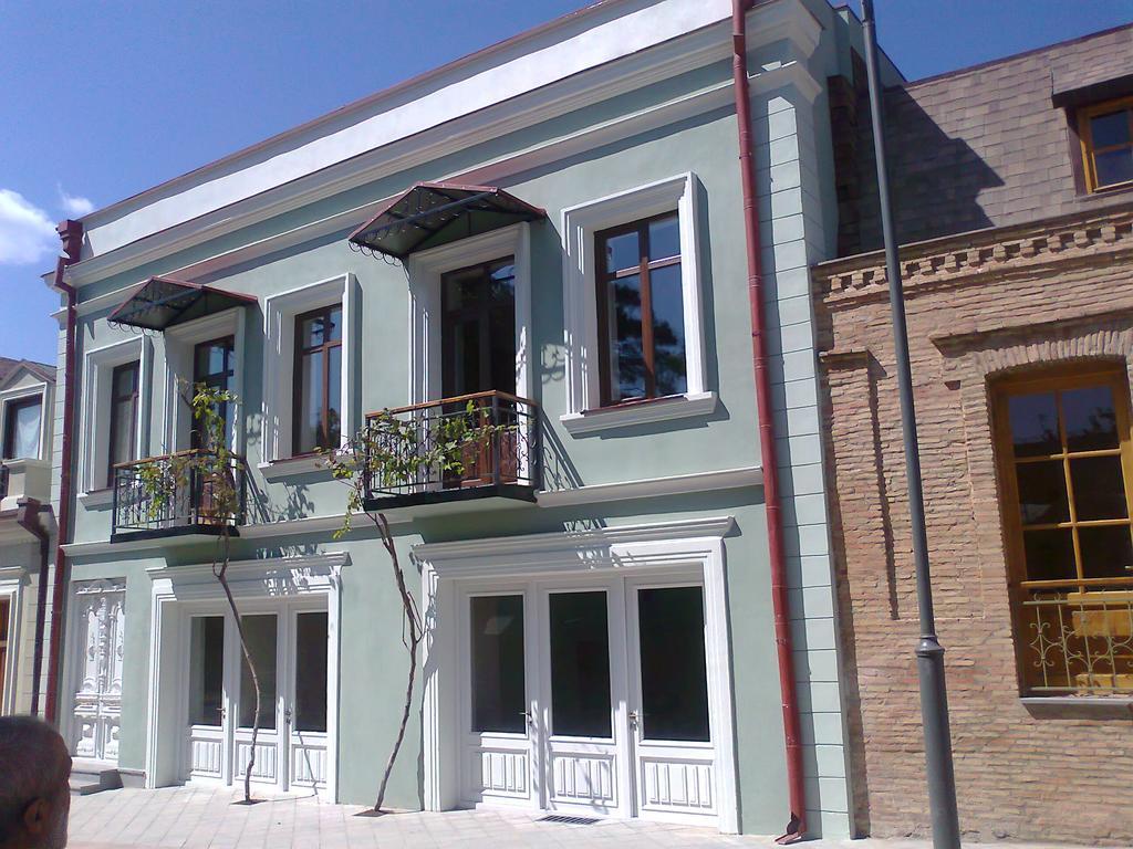 California Guest House Gori Esterno foto