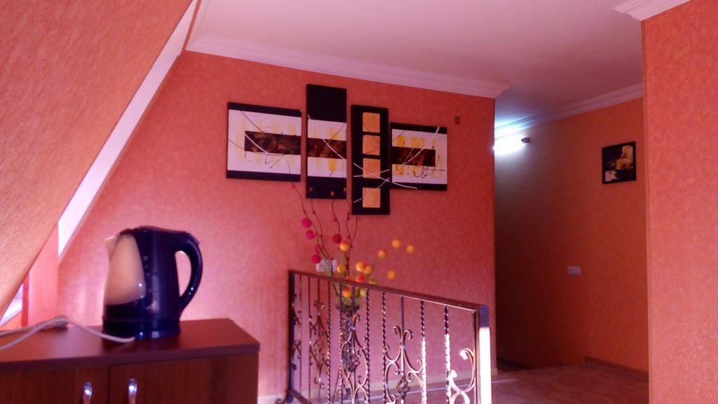 California Guest House Gori Esterno foto