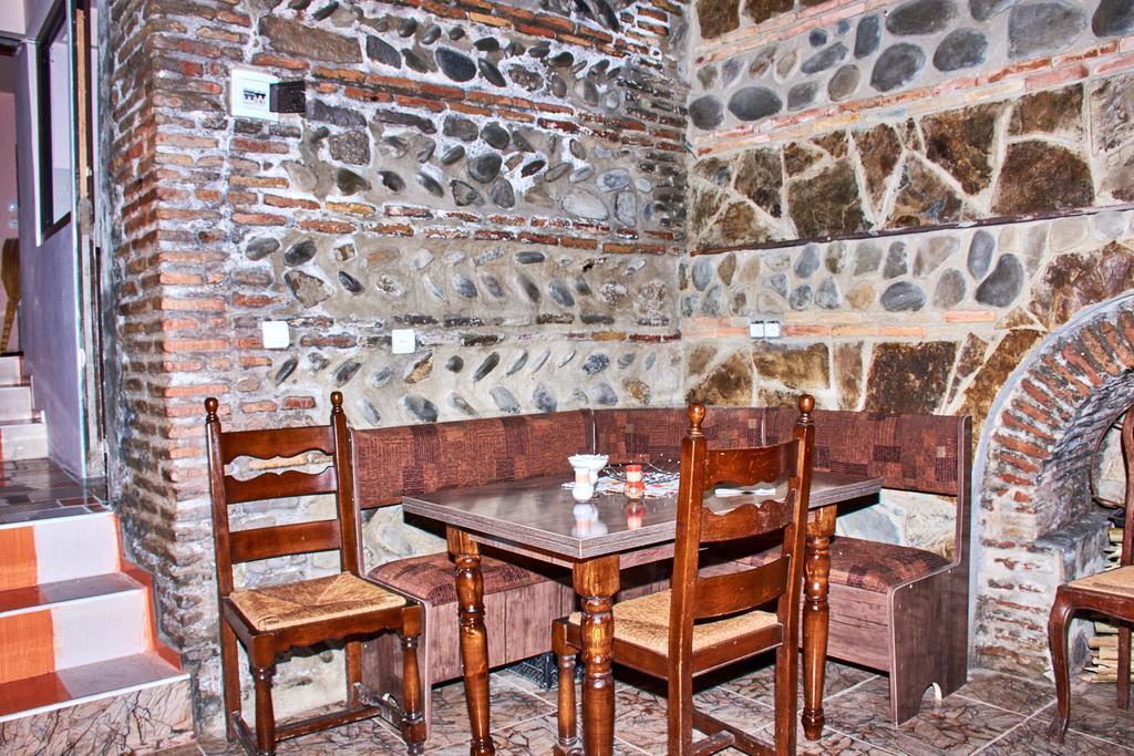 California Guest House Gori Esterno foto