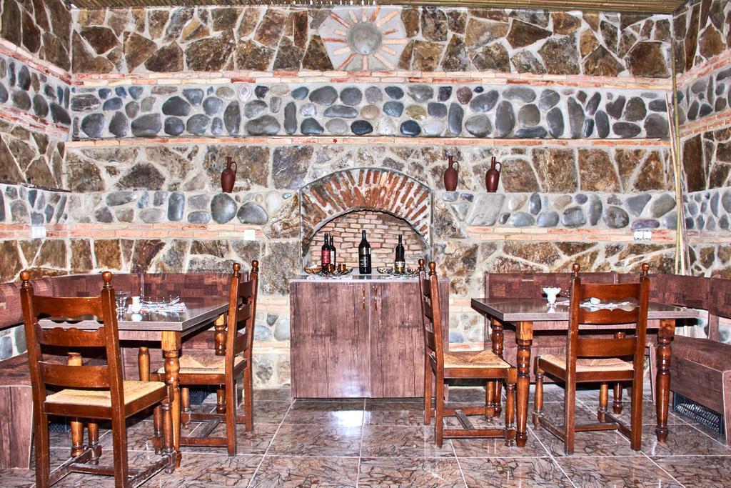 California Guest House Gori Esterno foto