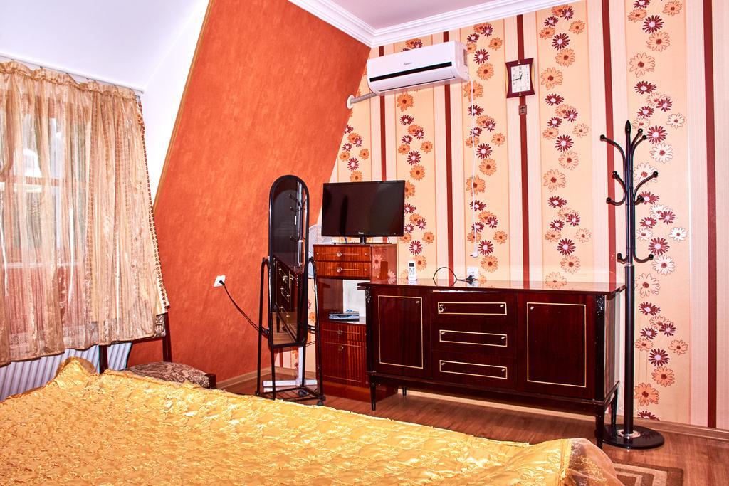 California Guest House Gori Esterno foto