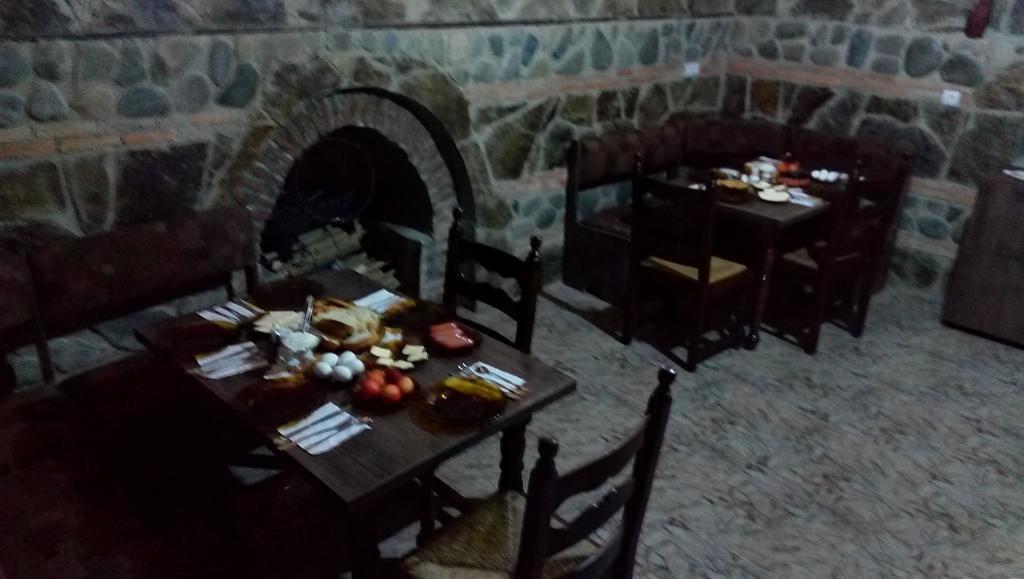 California Guest House Gori Esterno foto
